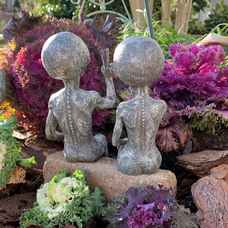 【Last Day 50% OFF】Outer space alien garden statue