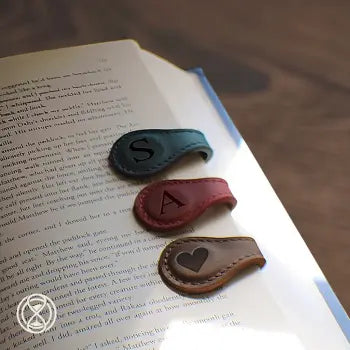 TimelessMark - Personalized Magnetic Leather Bookmark - Red